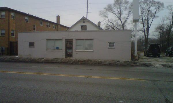 Retail storefront and apartment in Harvey