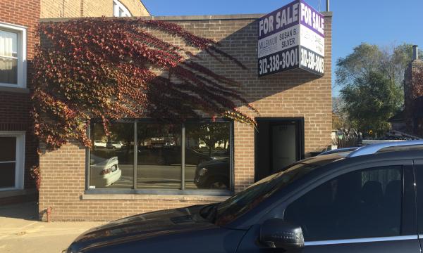 Commercial storefront for rent in Jefferson Park