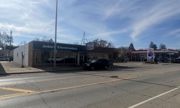 Retail Storefront on Oakton St. in Des Plaines, IL 3