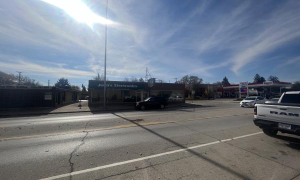 Retail Storefront on Oakton St. in Des Plaines, IL 1