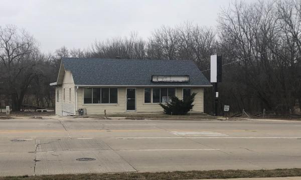 3,116 square foot retail/office building located in McHenry, IL