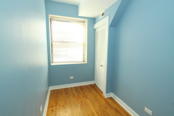 10 Unit Multi-Family Building: Located at Barry and Clybourn in Roscoe Village