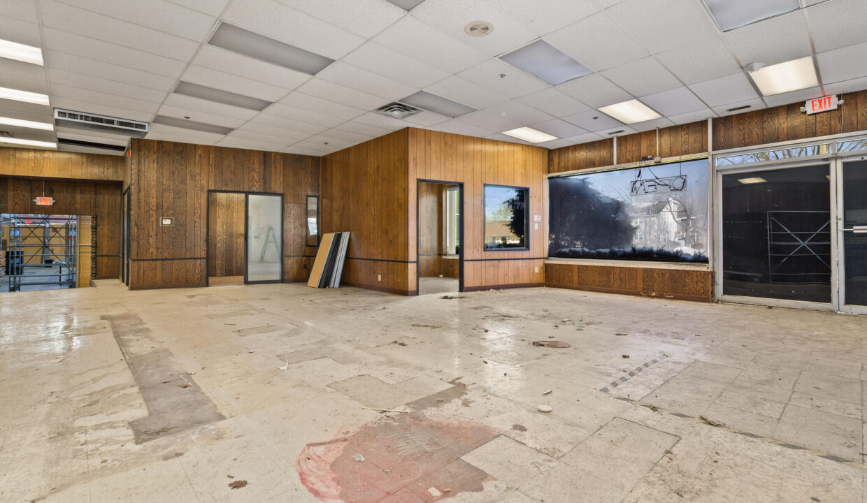 211 S Milwaukee Ave Libertyville IL 60048 USA-019-009-0019-MLS_Size