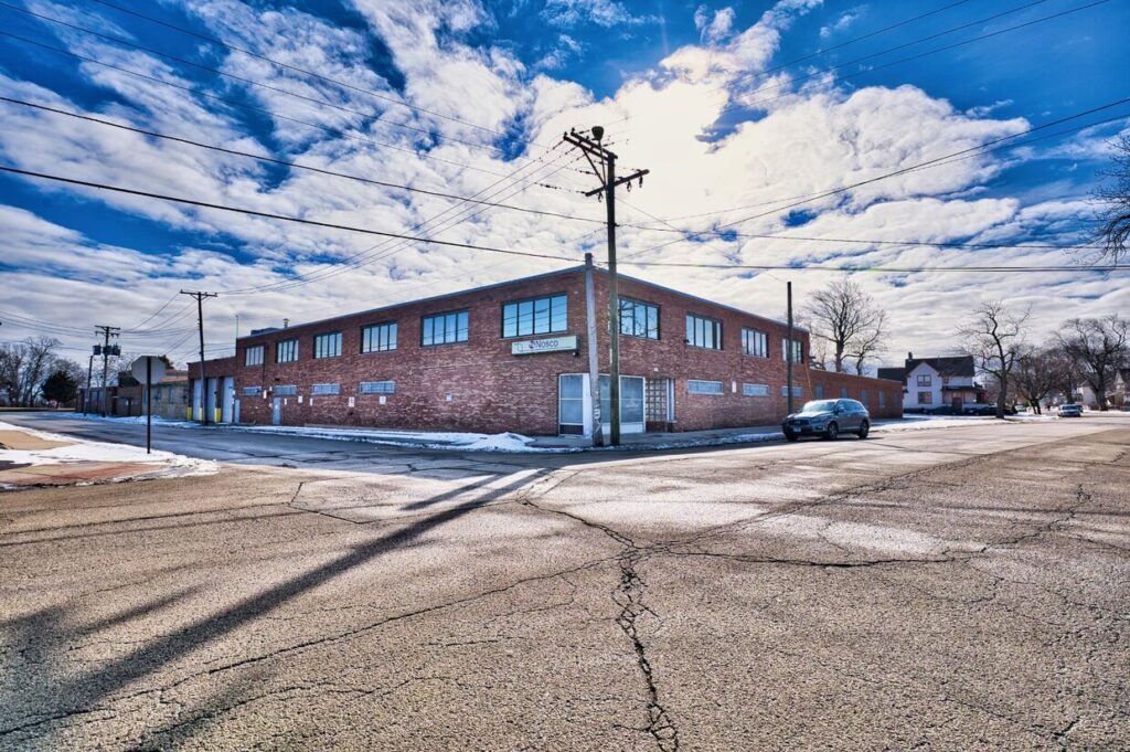 For Sale: Warehouse Near Route 137 in Prime Waukegan Location