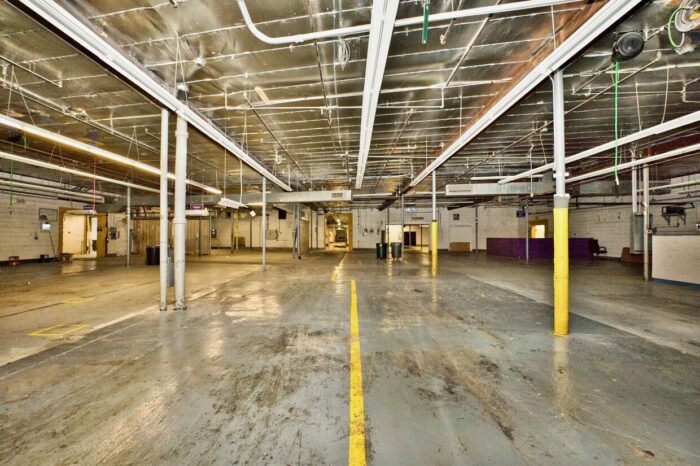 For Sale: Warehouse Near Route 137 in Prime Waukegan Location