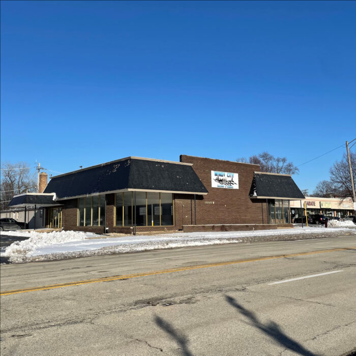 Freestanding Building on Hard Corner in Arlington Heights