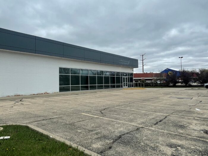 For Sale or Lease: Freestanding Retail Storefront in Joliet, IL
