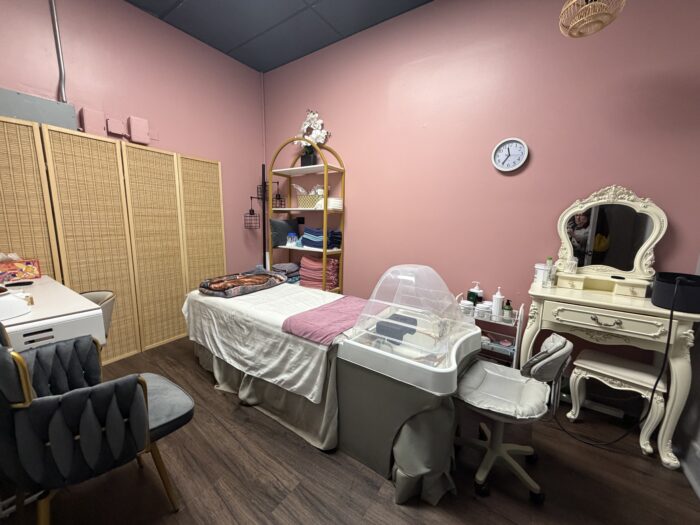 For Lease: Second Generation Nail Salon in Skokie
