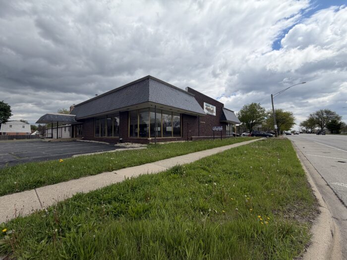 Freestanding Building on Hard Corner in Arlington Heights