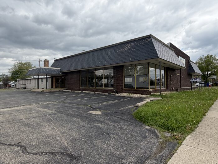 Freestanding Building on Hard Corner in Arlington Heights