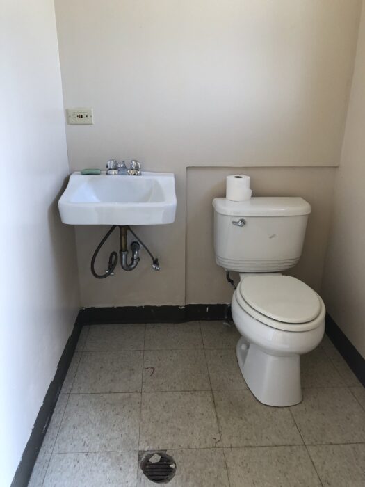 Small Shop for Lease in Prime Belmont-Cragin Location