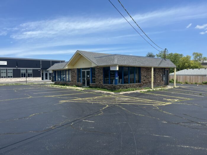 For Lease: Brick, Freestanding Retail Building in Libertyville
