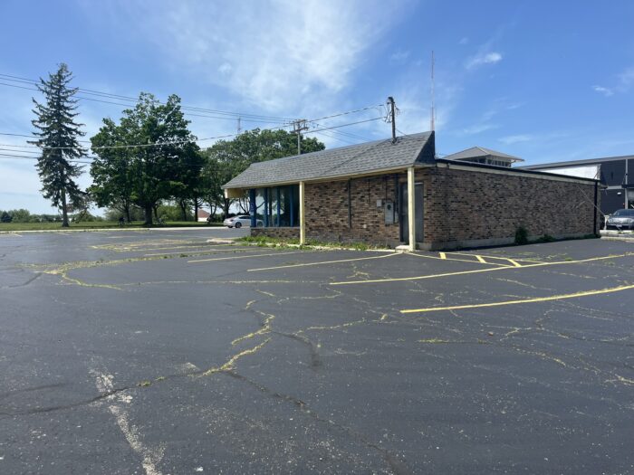 For Lease: Brick, Freestanding Retail Building in Libertyville
