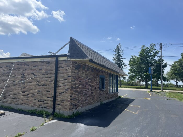 For Lease: Brick, Freestanding Retail Building in Libertyville