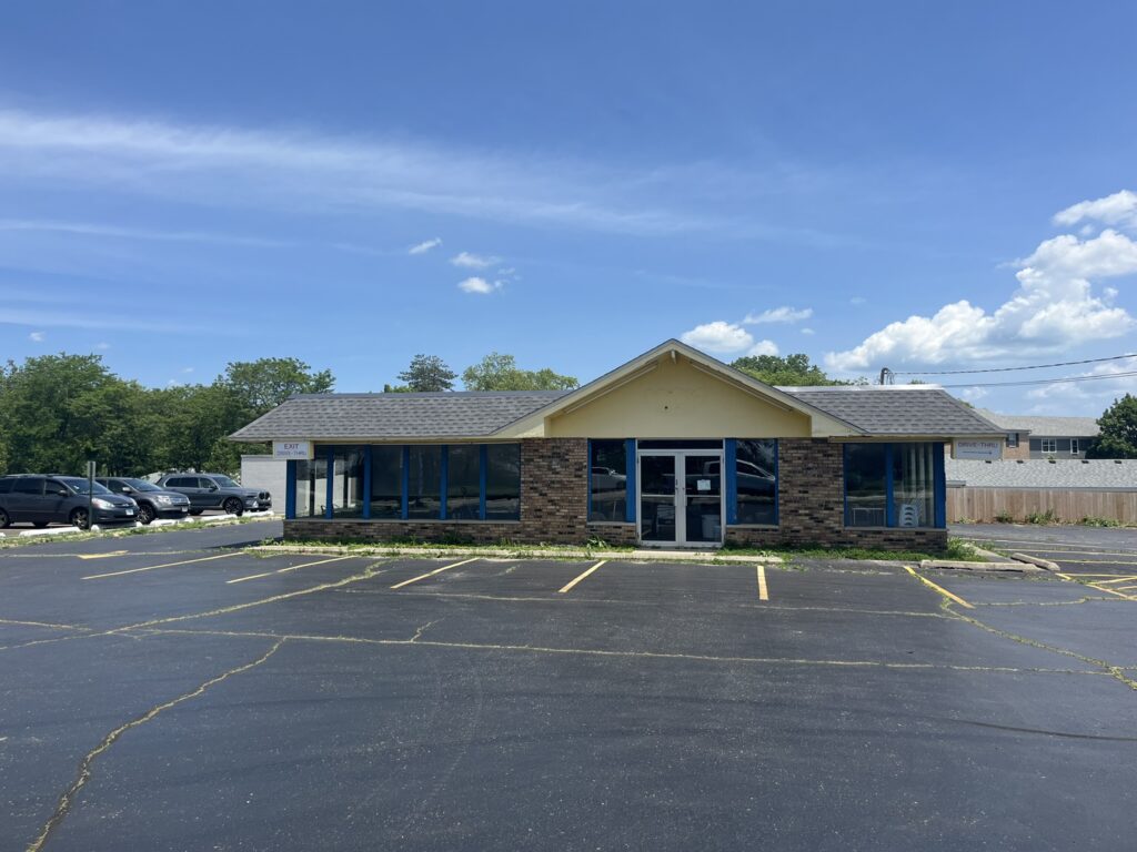 For Lease: Brick, Freestanding Retail Building in Libertyville